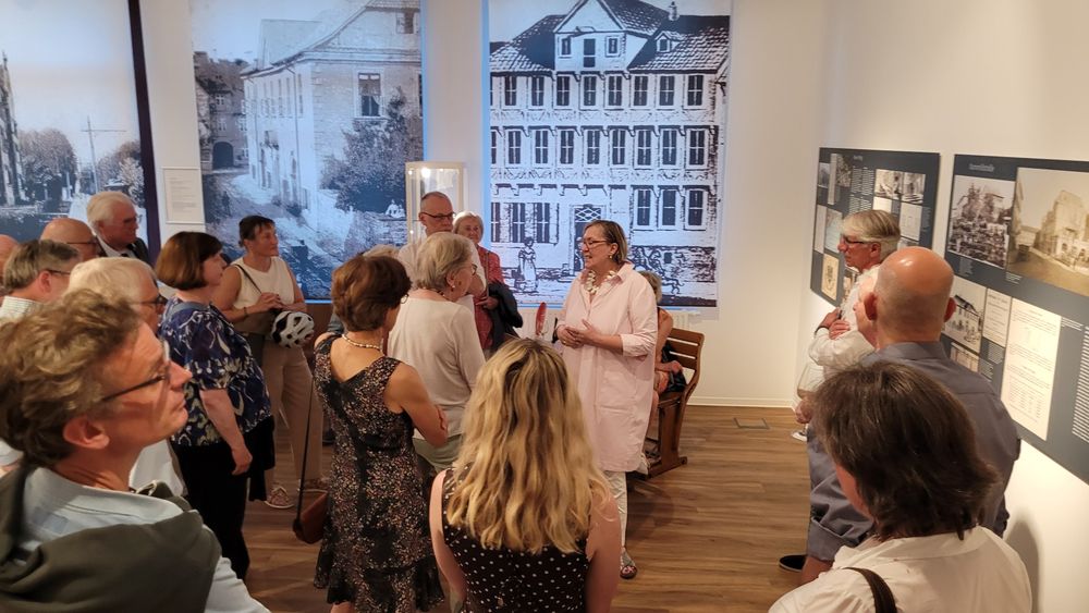 Dr. Elke-Vera Kotowski führt den Rotary Club Braunschweig durch die von ihr kuratierte Ausstellung in der ehemaligen Samsonschule Wolfenbüttel