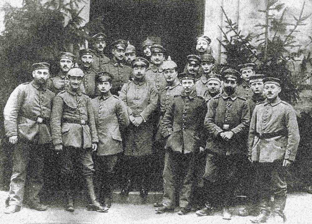 Italiener (Bildmitte, im Mantel) diente im Ersten Weltkrieg als Feldrabbiner der 7. deutschen Armee an der Westfront in Frankreich.