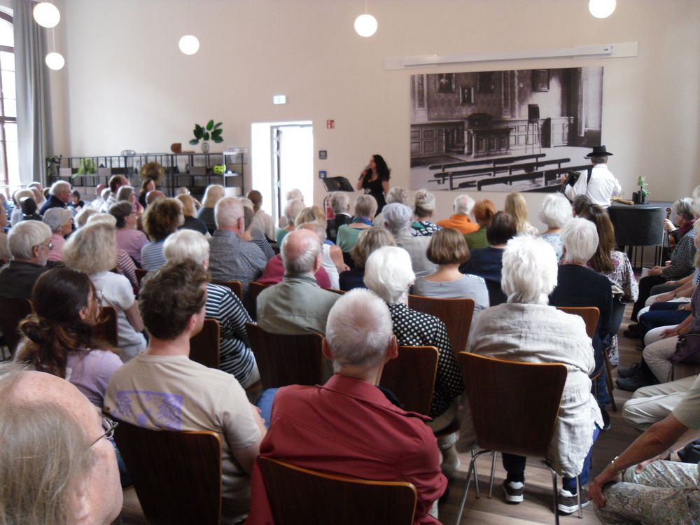 Mehr als 140 Personen lauschten am 23. August 2026 dem Klezmer-Ensemble Shoshana im Emil Berliner Saal der ehemaligen Samsonschule in Wolfenbüttel. Veranstaltet wurde das Konzert von Kulturstadt Wolfenbüttel e. V. und dem Arbeitskreis Evangelischer Christen (AEC).