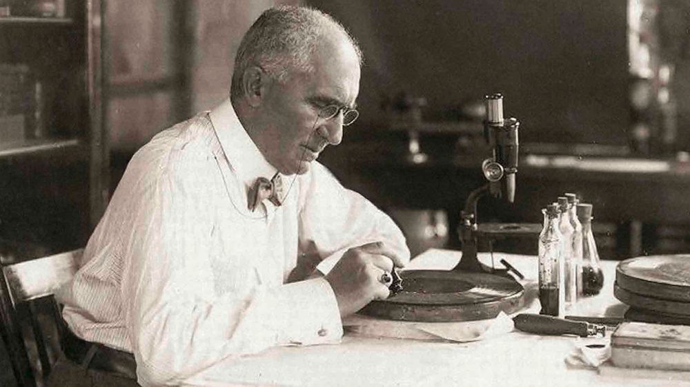 Emil Berliner in seinem Labor in Montreal ca. 1910