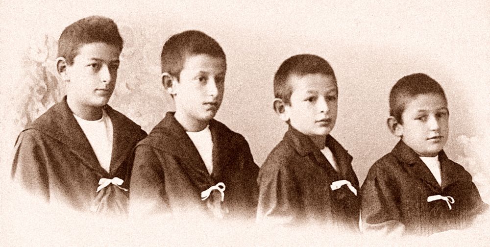Die vier Scholem-Brüder (v.l.n.r.): Reinhold (1891–1985), Erich (1893–1965), Werner und Gerhard (später Gershom) Scholem (1897–1982). Reinhold und Erich emigrierten 1939 nach Australien. Der jüngere Bruder und spätere Religionshistoriker Gershom Scholem wanderte 1923 als überzeugter Zionist in das Britische Mandatsgebiet Palästina aus.