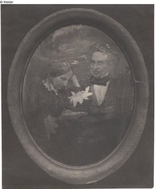 Möglicherweise eine Daguerreotype von Julius Magnus und seiner Frau Minna Magnus. Das Objekt befand sich im Eigentum von Helene Lilien und wurde durch den nationalsozialistischen Staat beschlagnahmt. Das Original ist verschollen und wird unter anderem in der LostArt Datenbank gesucht. Siehe https://www.lostart.de/en/lost/object/portrait-julius-magnus-1804-1882-and-minna-magnus-nee-samson/601993