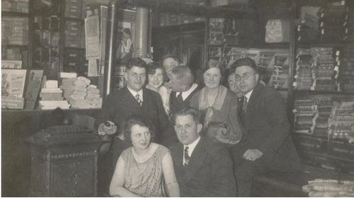 Foto aus dem Bekleidungsgeschäft der Familie Kleeblatt in Salder. Walter Kleeblatt rechts.