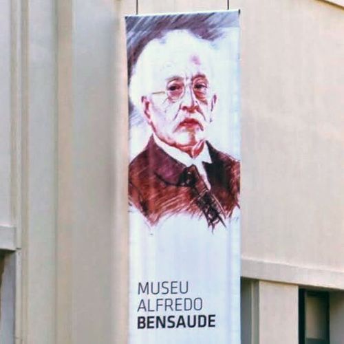 Schild vor dem Museum Alfredo Bensaude des Instituto Superior Técnico in Lissabon.