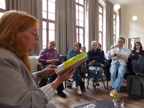 Dr. Claudia Schicker während der Lesung im Emil Berliner Saal der Samsonschule. Im Hintergrund: Dr. Elke-Vera Kotowski, Moses Mendelssohn Stiftung.