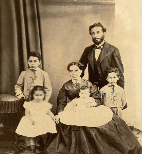 Familienfoto der Familie Bensaude um 1866. Vater José Amiel Bensaude (1835-1922), links Alfredo Bensaude (1856-1941), beim Vater Joaquim Bensaude (1859-1952), Mutter Raquel Bensliman Bensaude (1836-1934), im Arm der Mutter Raúl Bensaude (1866-1938), vor Alfredo stehend Ester Bensaude Oulman (1864-1965)